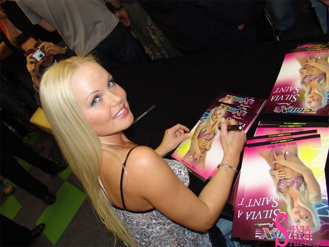 Famous pornstar Silvia Saint posing with her fans in public | Фото 7