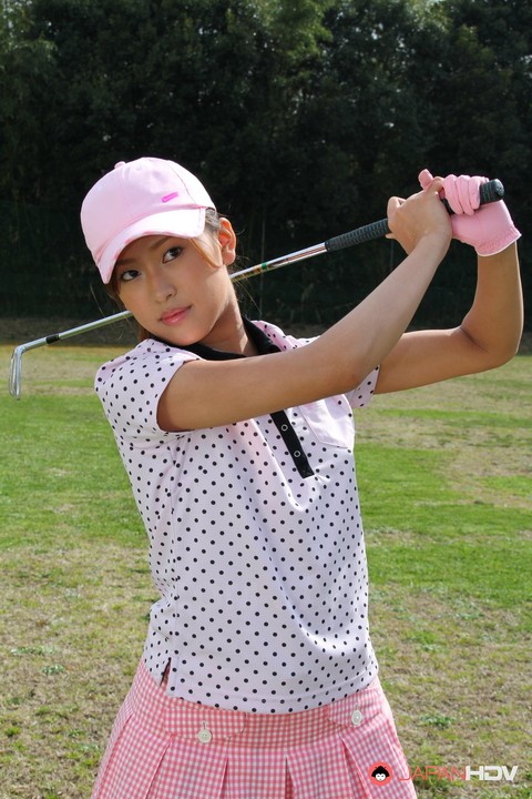 Young Japanese golfer Nao Yuzumiya flashes a no panty up skirt on the course | Фото 11