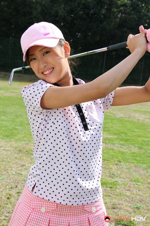 Young Japanese golfer Nao Yuzumiya flashes a no panty up skirt on the course | Фото 13