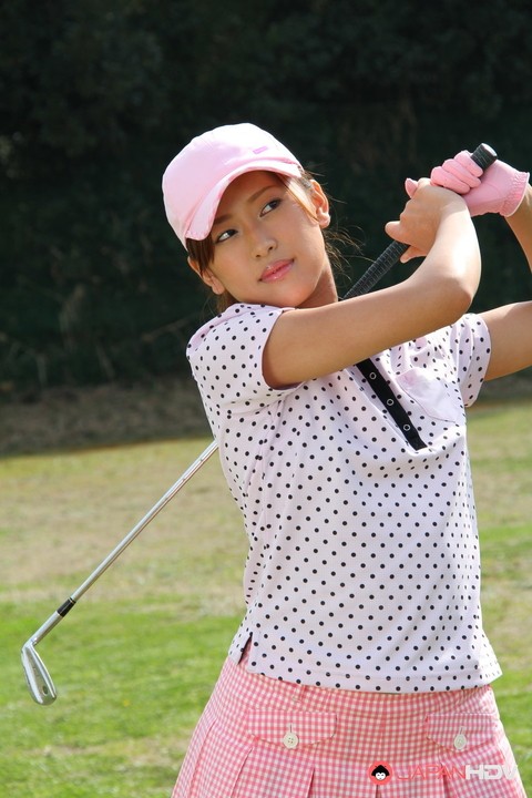 Young Japanese golfer Nao Yuzumiya flashes a no panty up skirt on the course | Фото 6