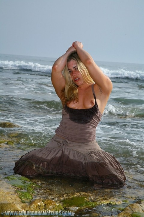 Sexy British model Tammy Oldham poses and masturbates on a sandy beach | Фото 8