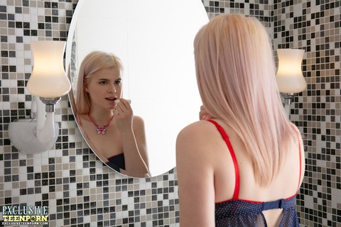 Young blonde Sally removes baby doll lingerie before figuring her pussy | Фото 1