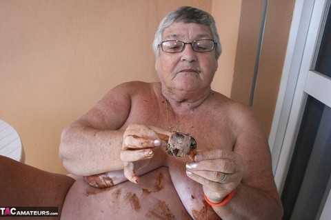 Fat UK oma Grandma Libby gets messy with a frozen treat while masturbating | Фото 18