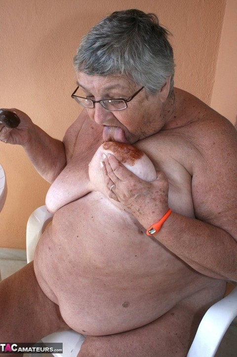 Fat UK oma Grandma Libby gets messy with a frozen treat while masturbating | Фото 4