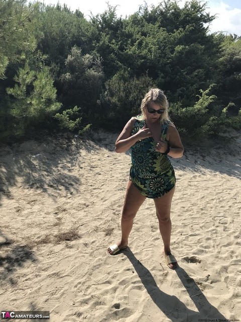 Fat amateur Sweet Susi cups her big boobs after baring her butt on sandy dune | Фото 11