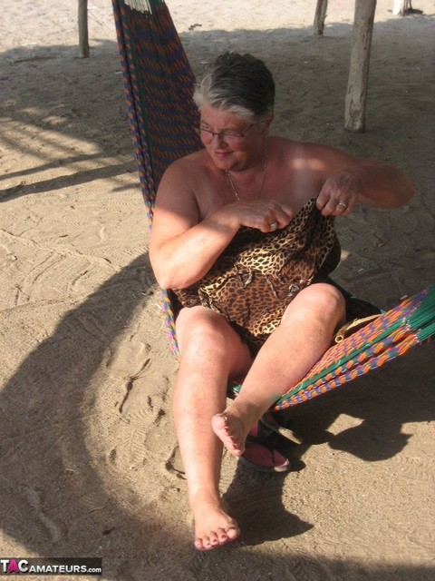 Obese nan Girdle Goddess bares her large tits and fat belly on a hammock | Фото 20