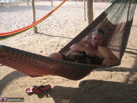 Obese nan Girdle Goddess bares her large tits and fat belly on a hammock | Фото 3