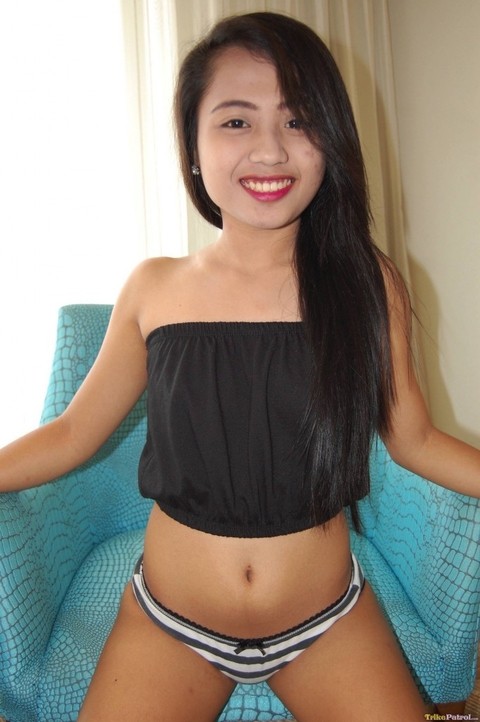 Filipina girl Elaine agrees to show her petite body in the nude in motel room | Фото 10