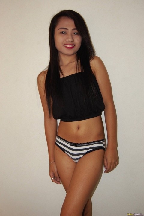 Filipina girl Elaine agrees to show her petite body in the nude in motel room | Фото 9