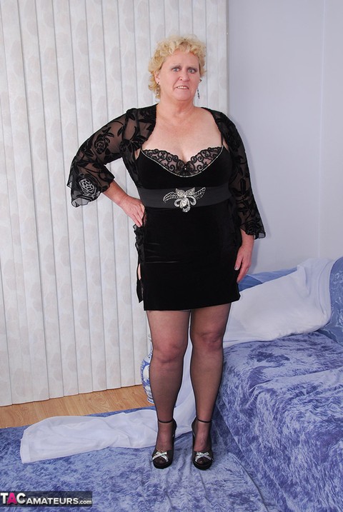 Mature fatty Fanny removes cotton underwear in stockings and heels | Фото 1