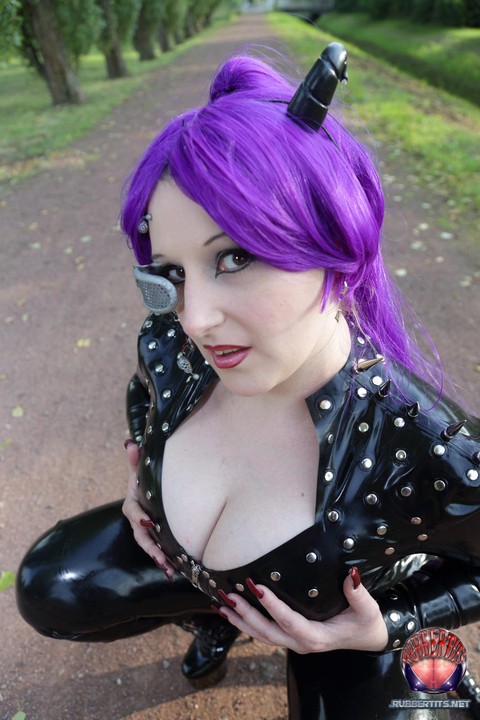 Solo girl with dyed hair models a full body latex outfit in a park | Фото 14