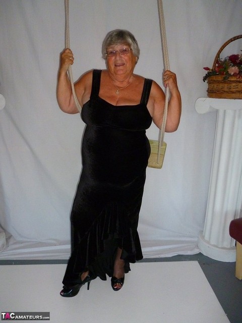 Fat nan Grandma Libby takes off a black dress to model naked in stockings | Фото 1