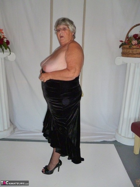 Fat nan Grandma Libby takes off a black dress to model naked in stockings | Фото 10