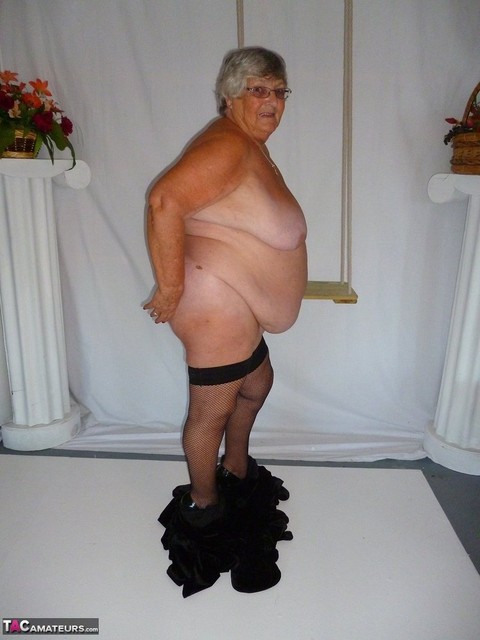 Fat nan Grandma Libby takes off a black dress to model naked in stockings | Фото 11