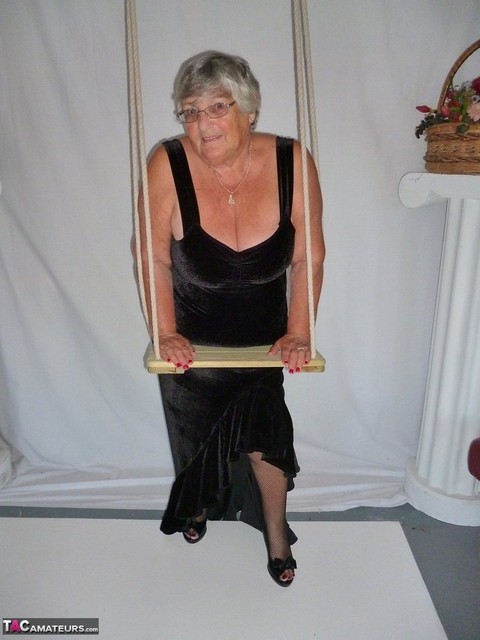 Fat nan Grandma Libby takes off a black dress to model naked in stockings | Фото 2