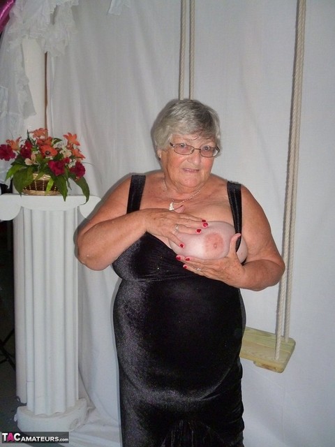 Fat nan Grandma Libby takes off a black dress to model naked in stockings | Фото 4