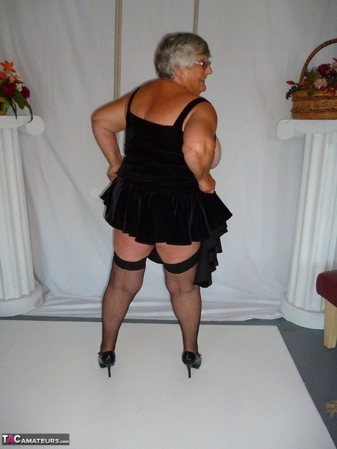 Fat nan Grandma Libby takes off a black dress to model naked in stockings | Фото 9