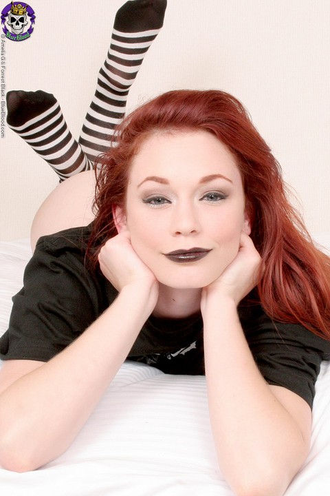 Pale redhead Justine Joli fingers her pussy while wearing striped thigh highs | Фото 8