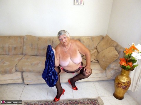 Overweight British woman Grandma Libby plays with herself on a sofa in nylons | Фото 11