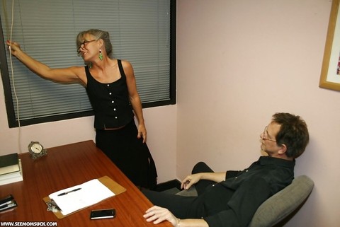 Mature secretary in glasses gives a great blowjob to her boss | Фото 2