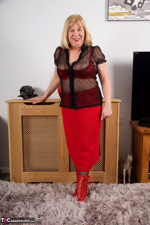 Mature British woman Speedy Bee slips off red skirt and satin panties | Фото 1