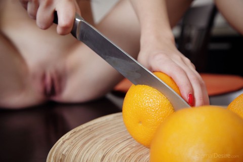 Young beauty Amelie B slices oranges before licking a knife in the nude | Фото 6