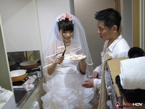 Japanese bride Ruri Narumiya fucks on the floor after tasting a wedding cake | Фото 3