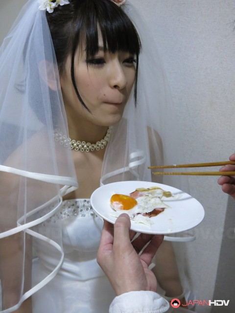 Japanese bride Ruri Narumiya fucks on the floor after tasting a wedding cake | Фото 4