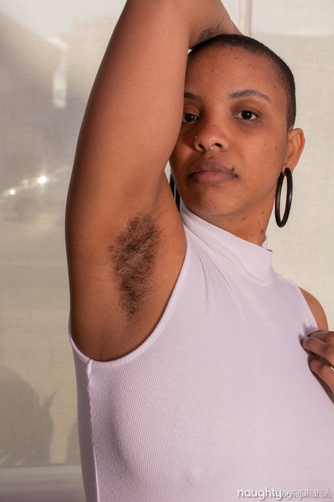 Curvy short-haired amateur Erykah Ohms spreads her very hairy pussy up close | Фото 3