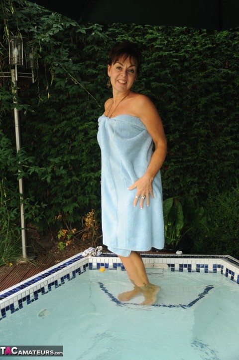 Mature lady Georgie relaxes her tan lined body in outdoor hot tub | Фото 20