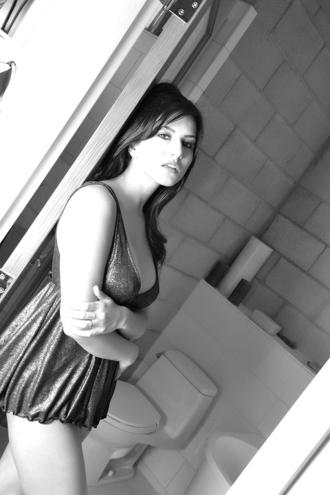 Stunning Indian MILF Sunny Leone flaunting her fake tits in a B&W scene | Фото 1