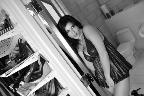 Stunning Indian MILF Sunny Leone flaunting her fake tits in a B&W scene | Фото 7