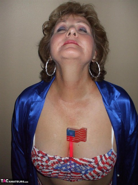 Older amateur Busty Bliss sets her natural tits free of a USA themed bikini | Фото 13