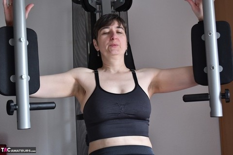 Fit older lady shows off her saggy tits while working out at the gym | Фото 7