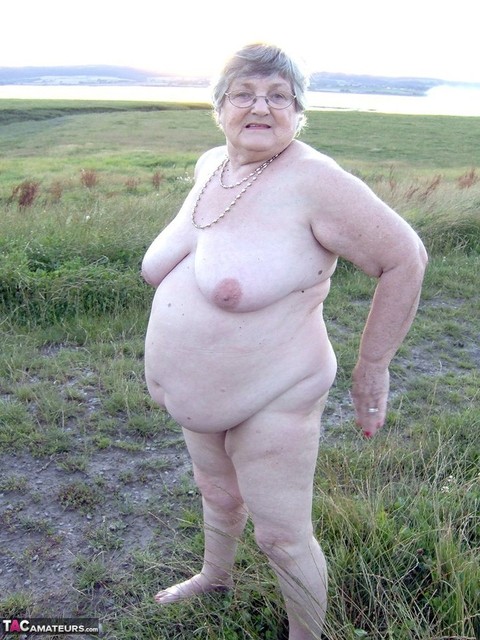 Fat nan Grandma Libby steps into a puddle before covering herself in mud | Фото 1