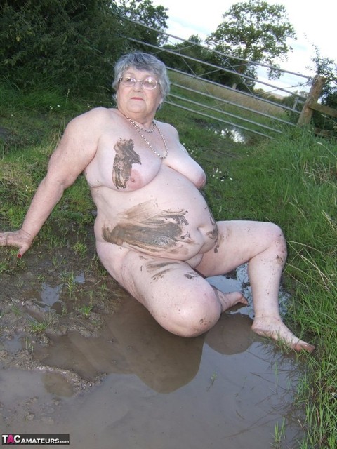 Fat nan Grandma Libby steps into a puddle before covering herself in mud | Фото 10