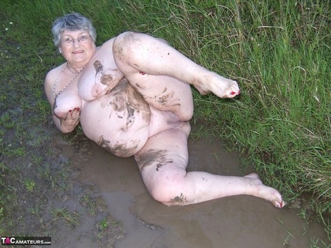 Fat nan Grandma Libby steps into a puddle before covering herself in mud | Фото 13