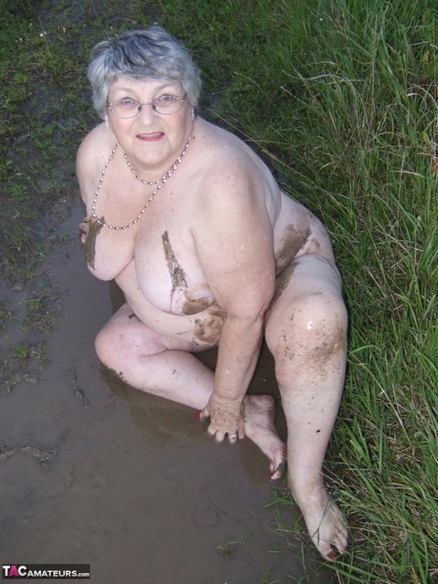 Fat nan Grandma Libby steps into a puddle before covering herself in mud | Фото 14