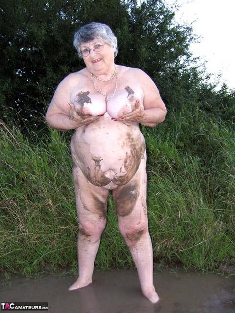 Fat nan Grandma Libby steps into a puddle before covering herself in mud | Фото 16