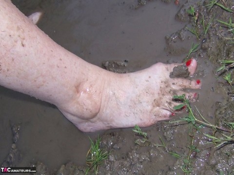 Fat nan Grandma Libby steps into a puddle before covering herself in mud | Фото 18