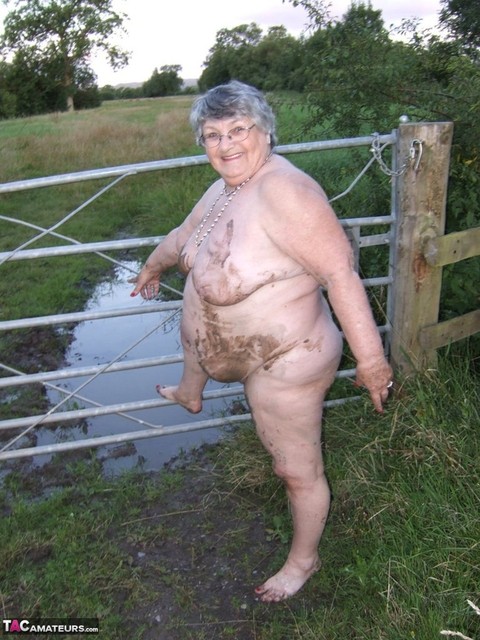 Fat nan Grandma Libby steps into a puddle before covering herself in mud | Фото 19