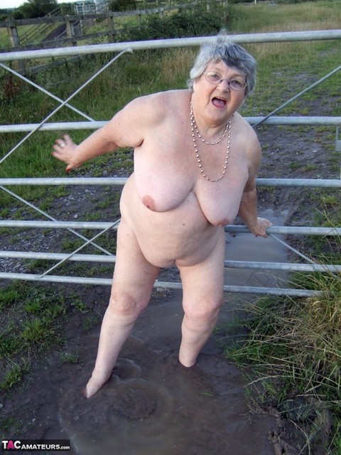 Fat nan Grandma Libby steps into a puddle before covering herself in mud | Фото 4