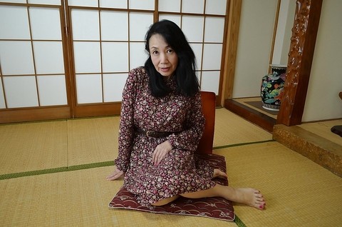 Close up hairy pussy shots of mature Asian lady Tsuyako Miyataka | Фото 1