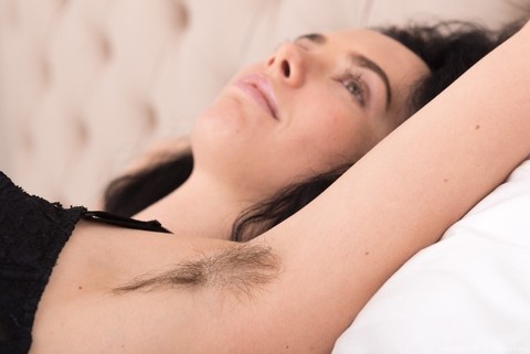 Hairy dream girl Jeanette spreads her hotly hairy ass & shaggy muff on the bed | Фото 3