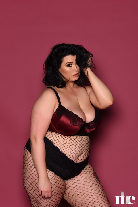 Full-figured babe Kiki exposes her saggy tits while posing in body stockings | Фото 1