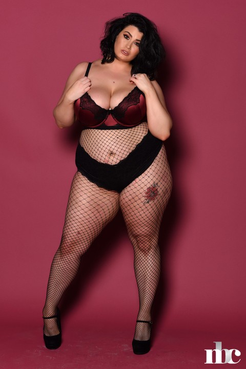 Full-figured babe Kiki exposes her saggy tits while posing in body stockings | Фото 10