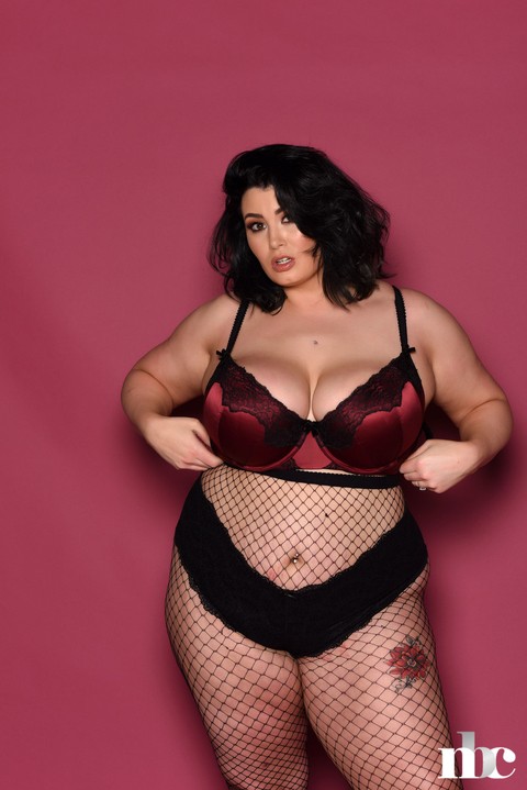 Full-figured babe Kiki exposes her saggy tits while posing in body stockings | Фото 12