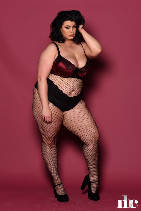 Full-figured babe Kiki exposes her saggy tits while posing in body stockings | Фото 2