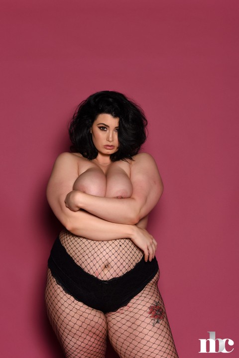 Full-figured babe Kiki exposes her saggy tits while posing in body stockings | Фото 21