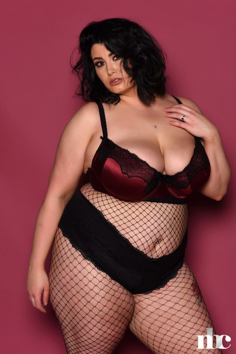 Full-figured babe Kiki exposes her saggy tits while posing in body stockings | Фото 3